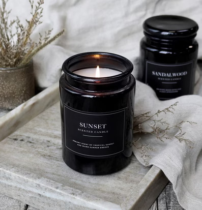 Doftljus Sunset från Chic Antique i mörk glasburk på träyta