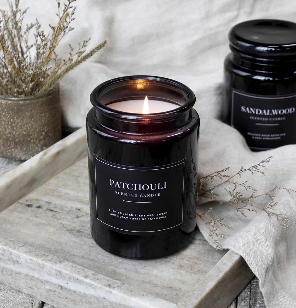 Doftljus Patchouli från Chic Antique i mörk glasbehållare