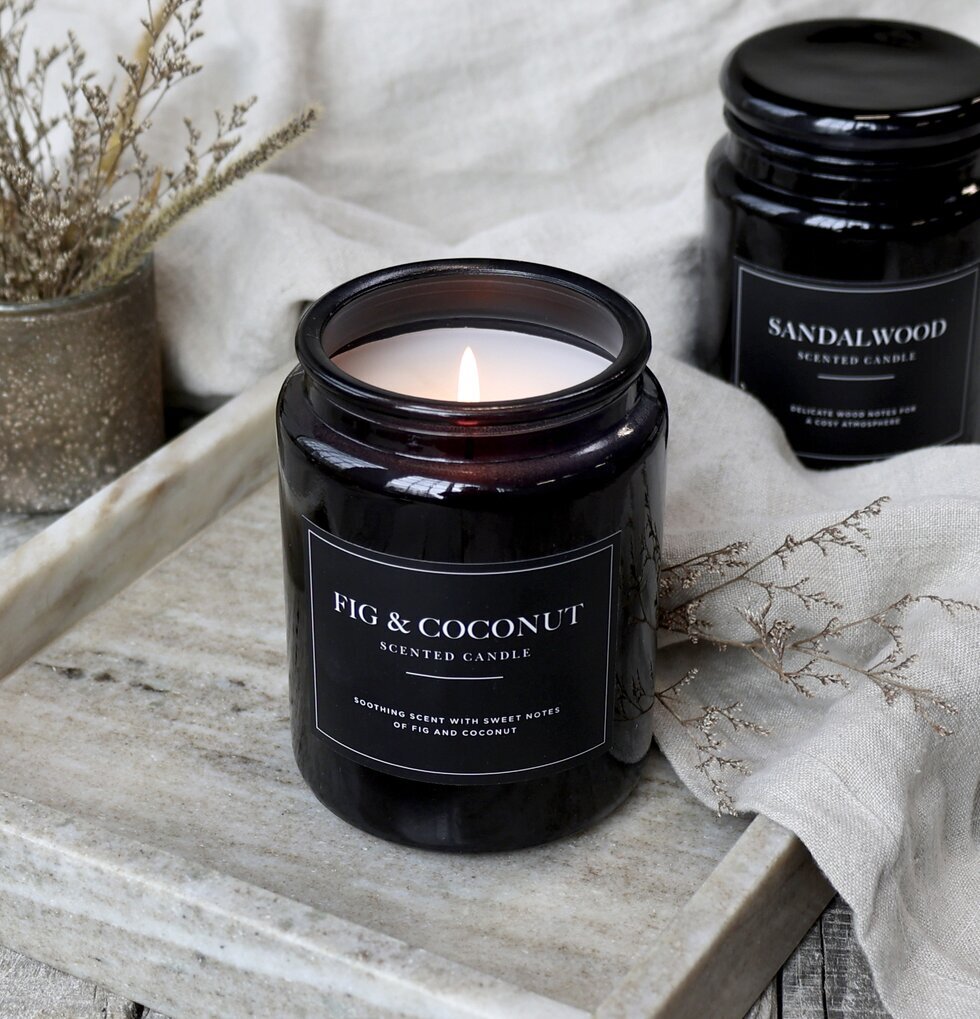Doftljus Fig & Coconut från Chic Antique på marmorskiva