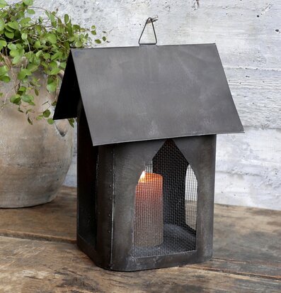 Bild av mysig inredning med ljuslykta och växt