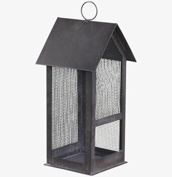 Bild av ljuslykta i form av ett hus med metallnät