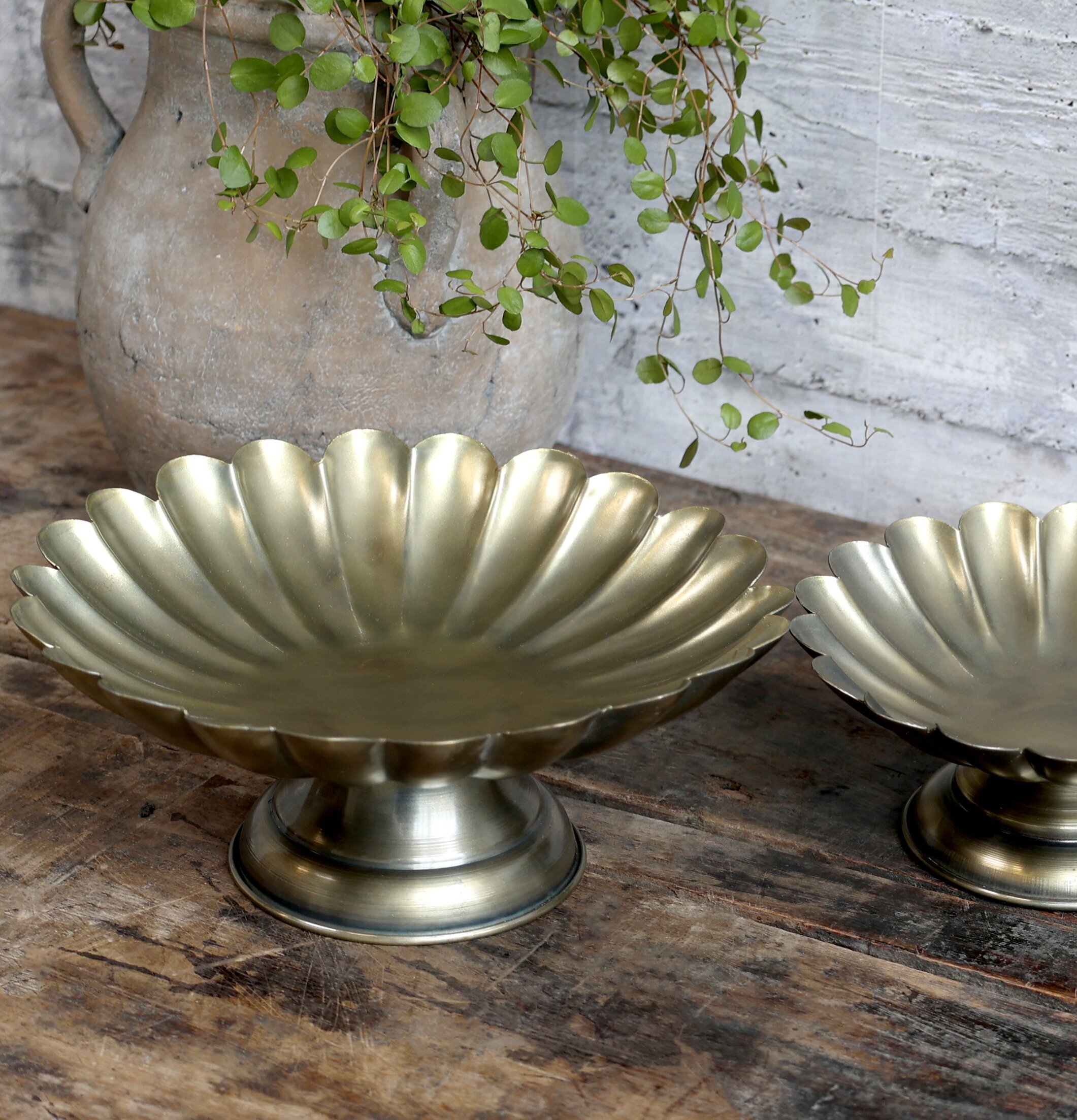 Fat Blomma L Antik Mässing från Chic Antique på träbord