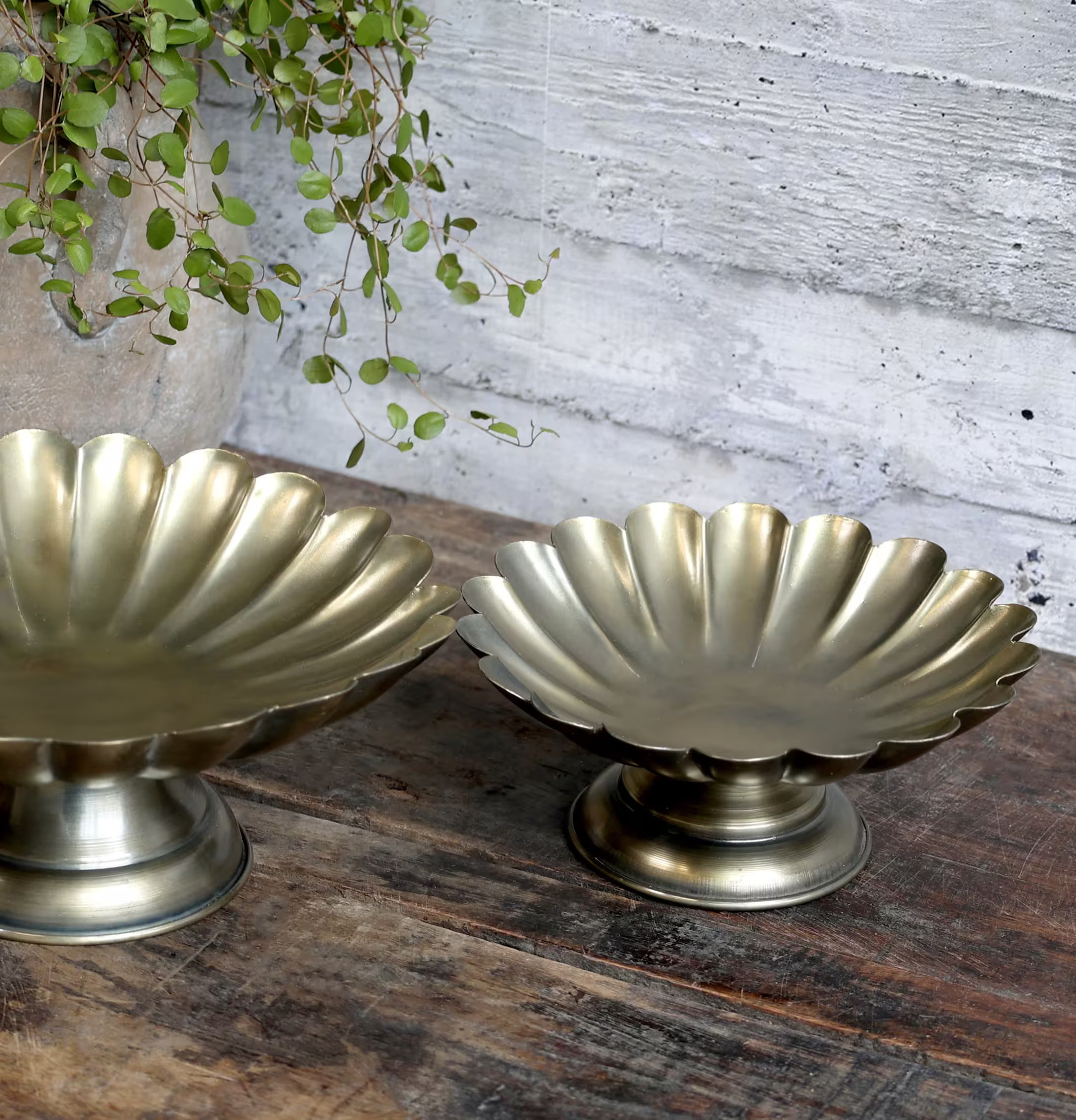 Fat Blomma M Antik Mässing från Chic Antique på rustik träyta