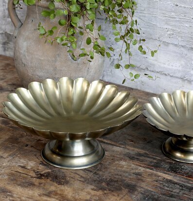 Fat Blomma L Antik Mässing från Chic Antique på träbord