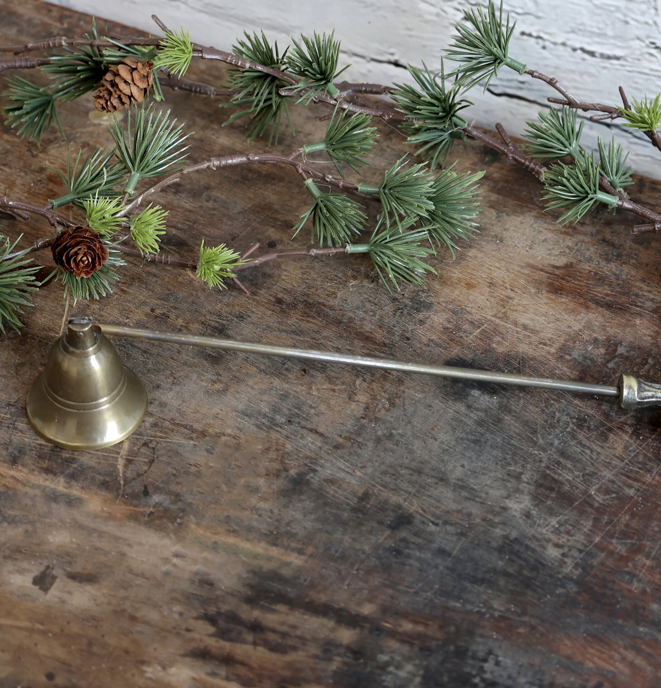 Ljussläckare Klocka från Chic Antique på rustikt träbord