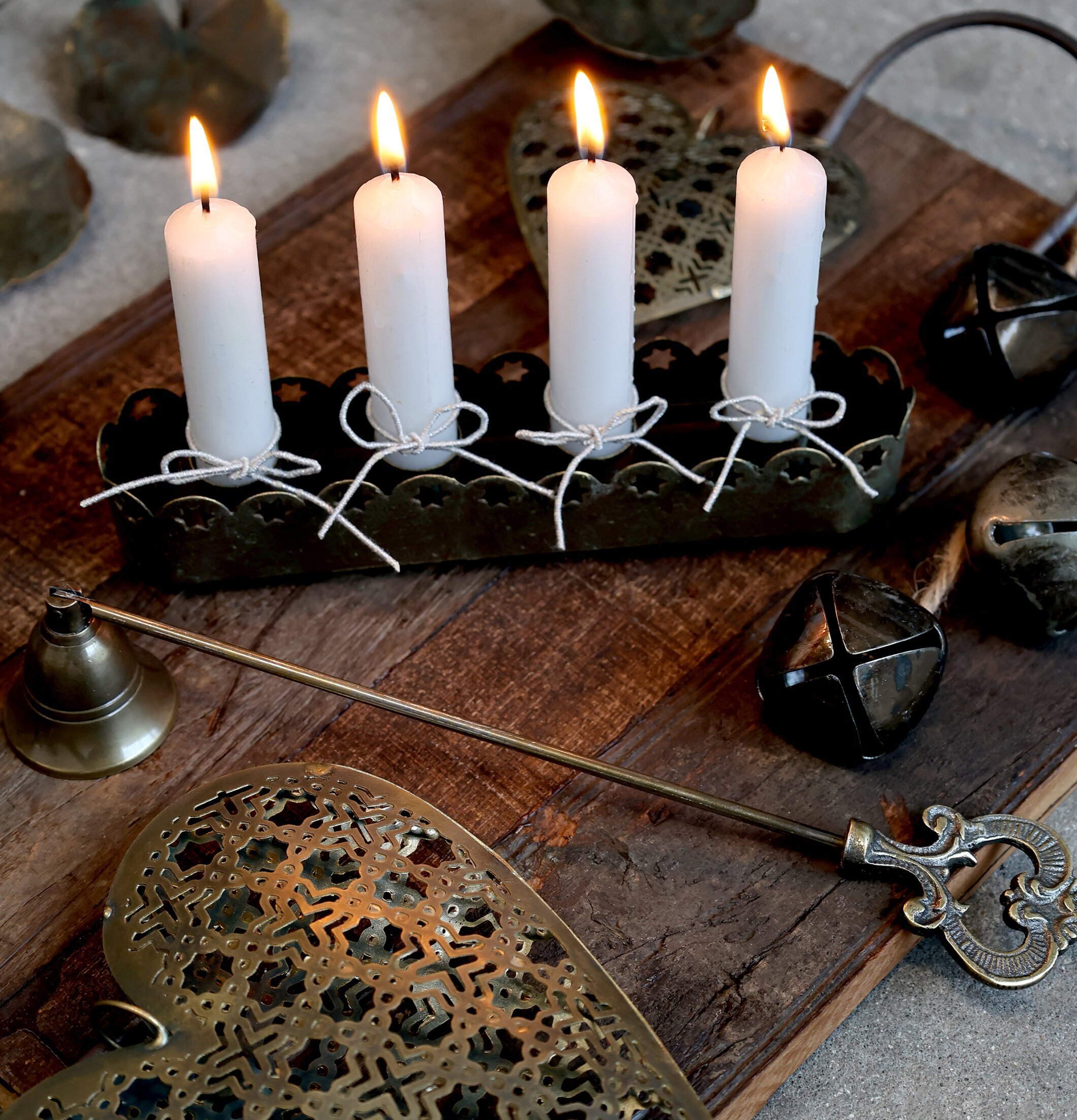 Ljussläckare Klocka från Chic Antique på rustik träplanka