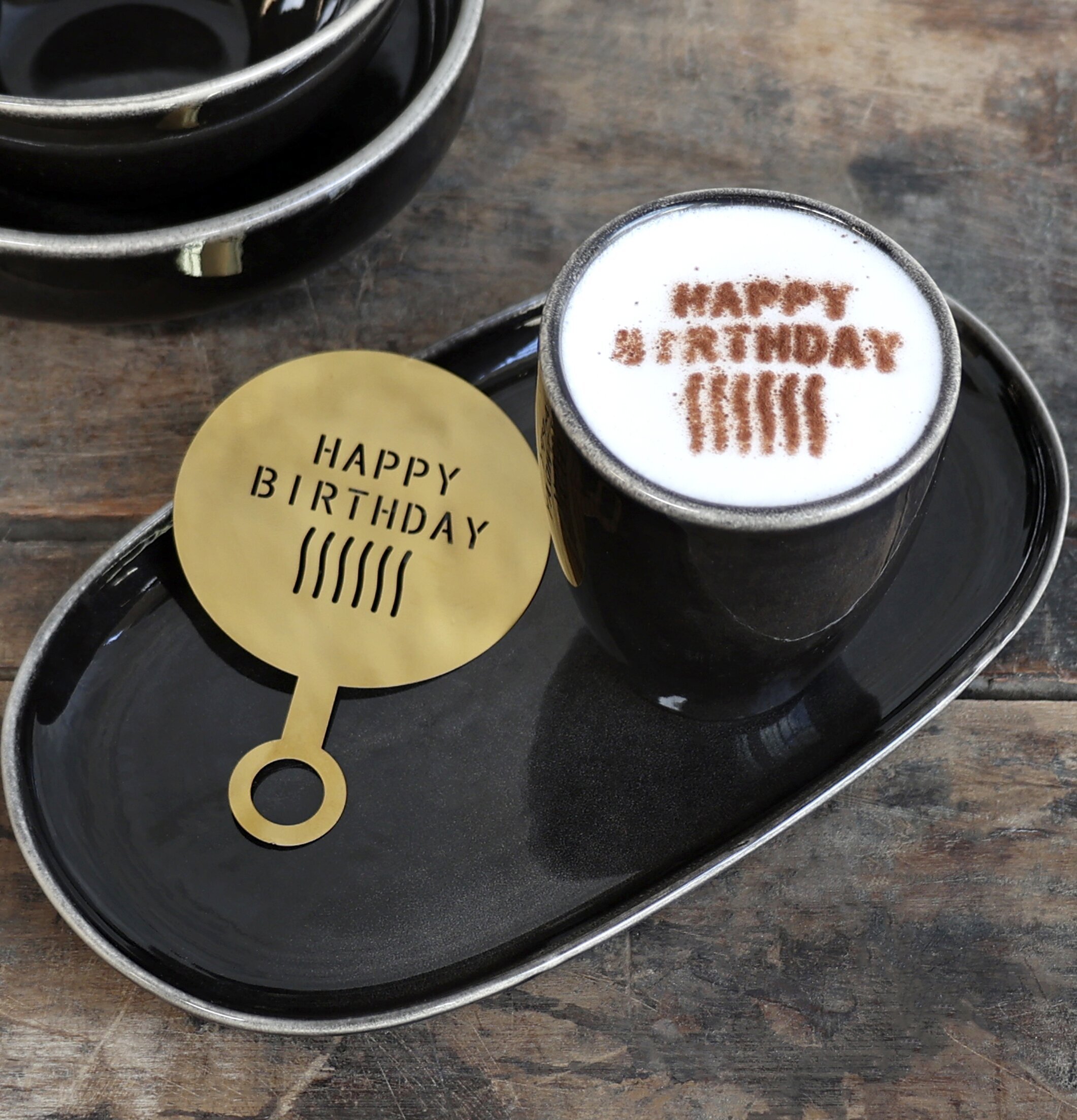 Kaffestencil Happy Birthday från Chic Antique på svart fat