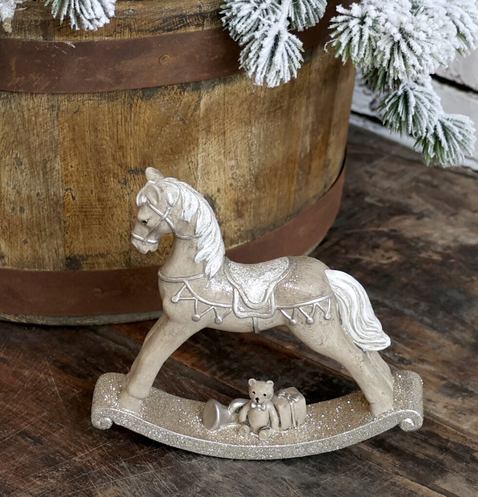 Gunghäst Antik Mocca från Chic Antique i vintrig miljö