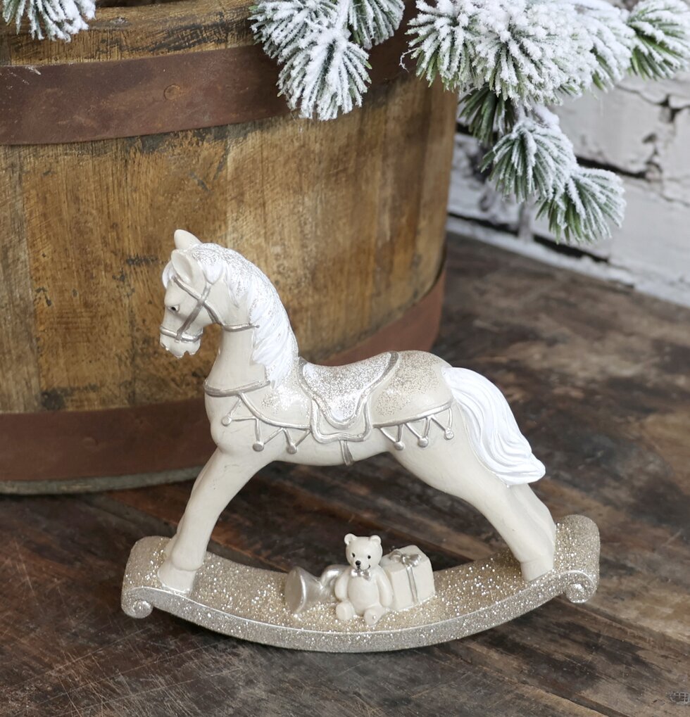 Gunghäst Antik Latte från Chic Antique på rustikt träbord