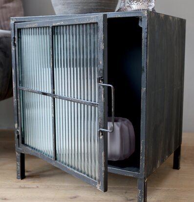 Skåp Med Frostat Glas från Chic Antique i rustik miljö