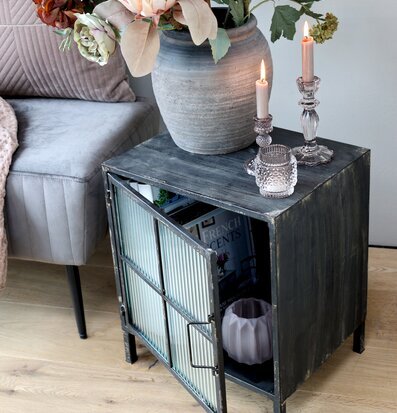 Skåp Med Frostat Glas från Chic Antique i elegant design