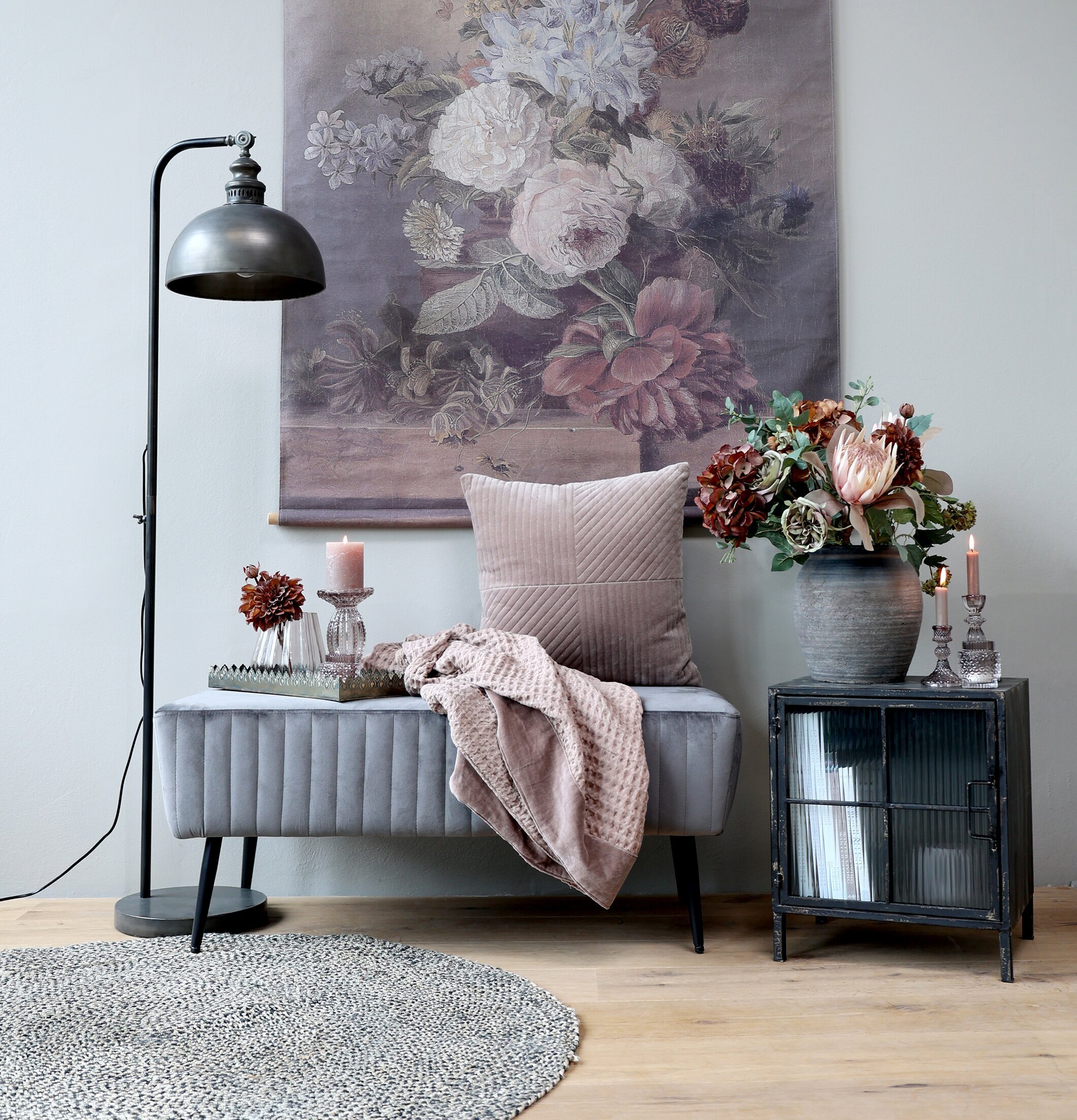 Skåp Med Frostat Glas från Chic Antique i elegant interiör