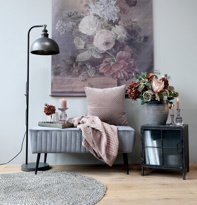 Skåp Med Frostat Glas från Chic Antique i elegant interiör