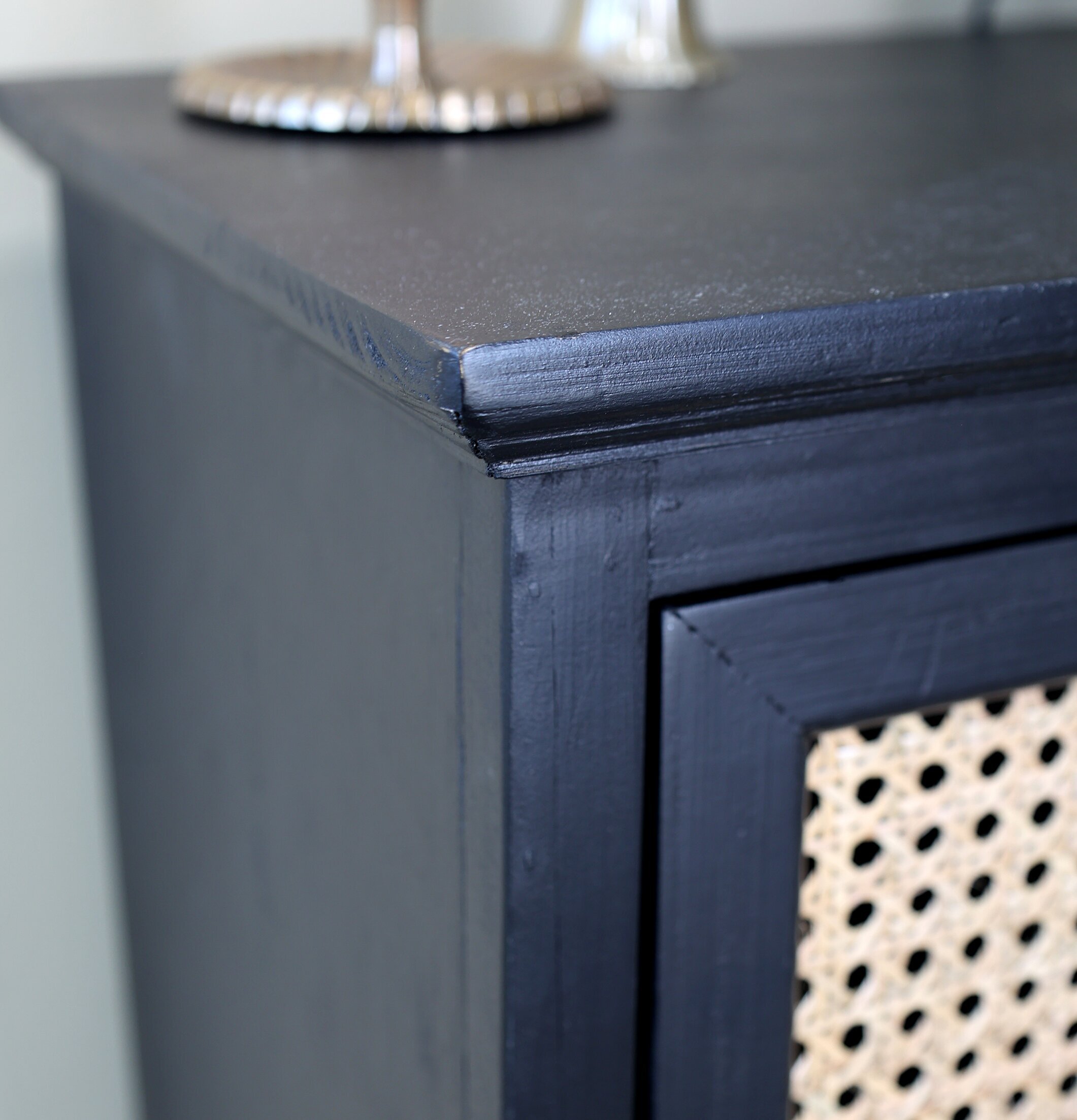 Skåp Med Flätad Rotting Svart från Chic Antique i elegant miljö