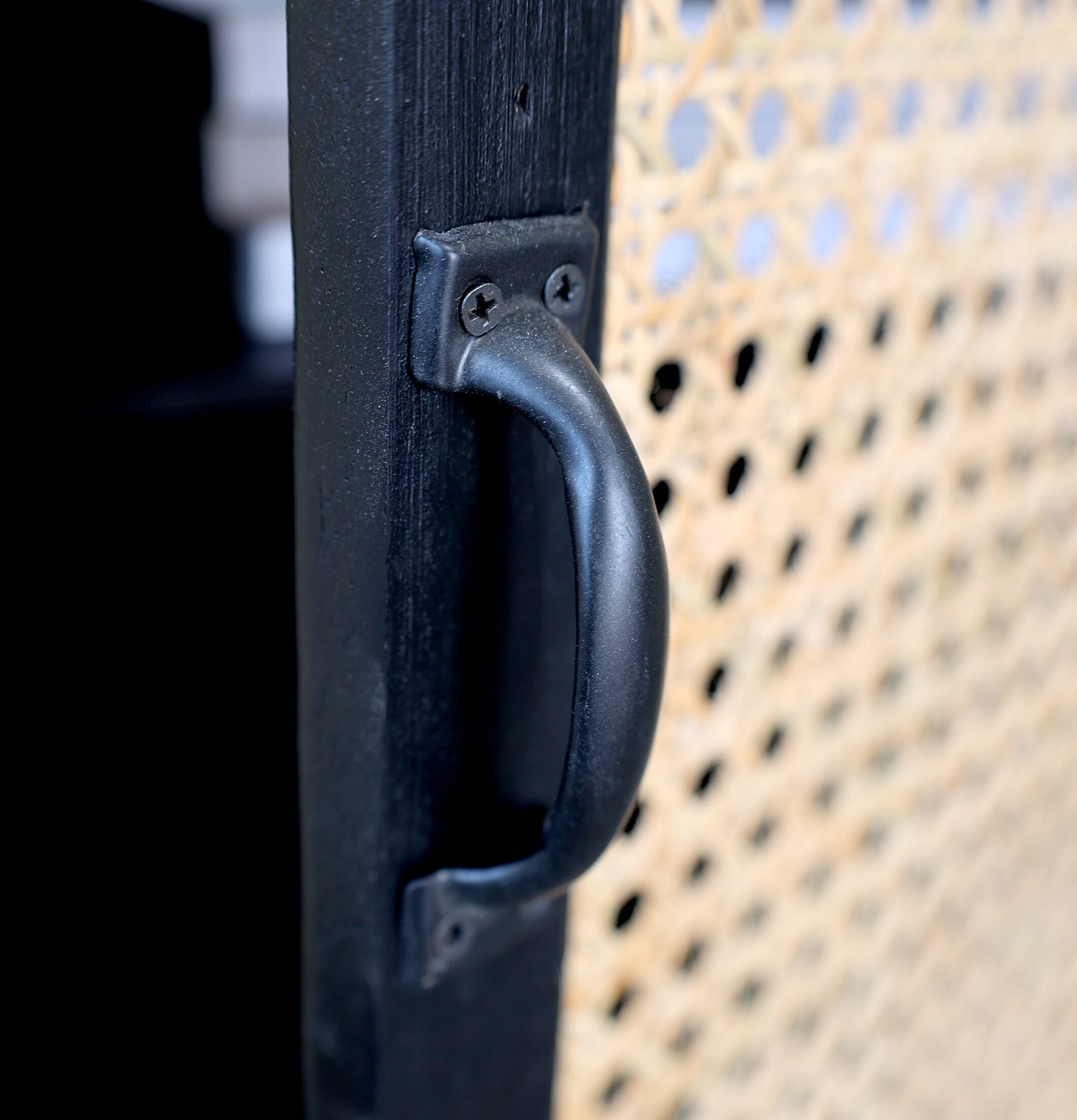 Skåp Med Flätad Rotting Svart från Chic Antique i ett rum