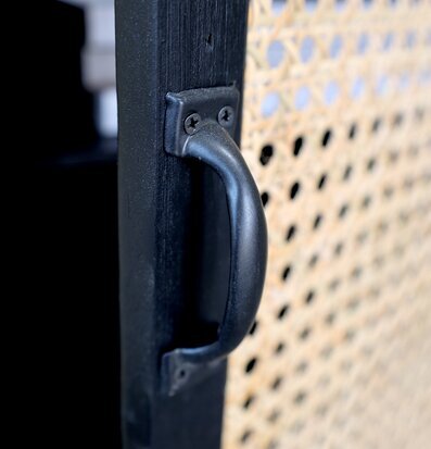 Skåp Med Flätad Rotting Svart från Chic Antique i ett rum