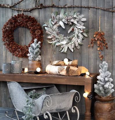Krans Fleur Gran/Kottar från Chic Antique på rustik vägg