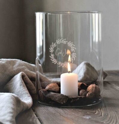 Bild av elegant ljuslykta i klart glas för julmys