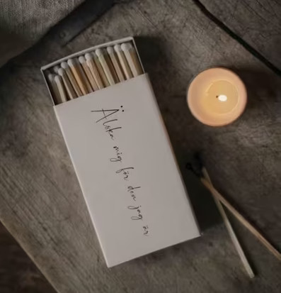 Tändsticksask - Älska Mig från Majas Cottage på träbord