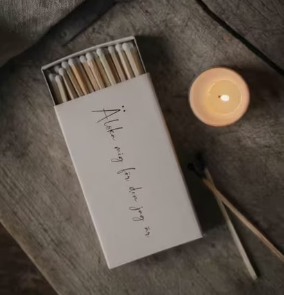 Tändsticksask - Älska Mig från Majas Cottage på träbord