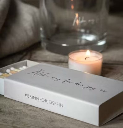 Tändsticksask - Älska Mig från Majas Cottage på träbord