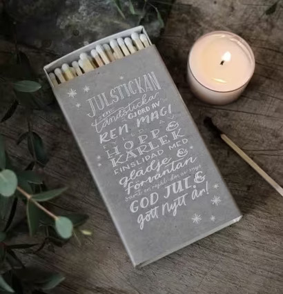 Tändsticksask Julmys från Majas Cottage på rustik trädisk