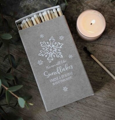 Tändsticksask - Snowflakes från Majas Cottage på träplankor