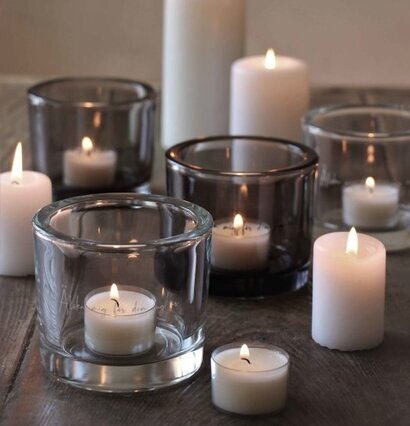 Bild av harmoniskt arrangerade ljuskällor på träbord