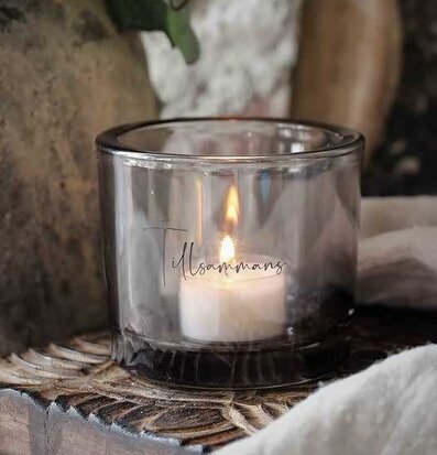 Bild av hemtrevlig interiör med ljuslykta och natur