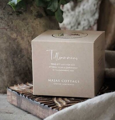 Bild av en ljuslykta i naturnära och harmonisk miljö