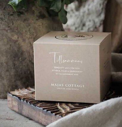 Bild av en ljuslykta i naturnära och harmonisk miljö