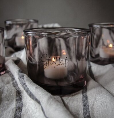 Bild av ljuslykta med stämningsfullt rökfärgat glas