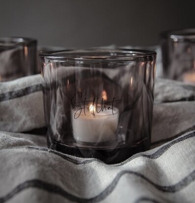 Foto av ljuslykta i rökigt glas med hemtrevlig känsla