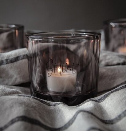 Ljuslykta Stillhet Smoke från Majas Cottage på randig textil