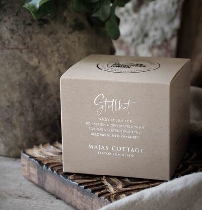 Ljuslykta Stillhet Smoke från Majas Cottage i kartongförpackning