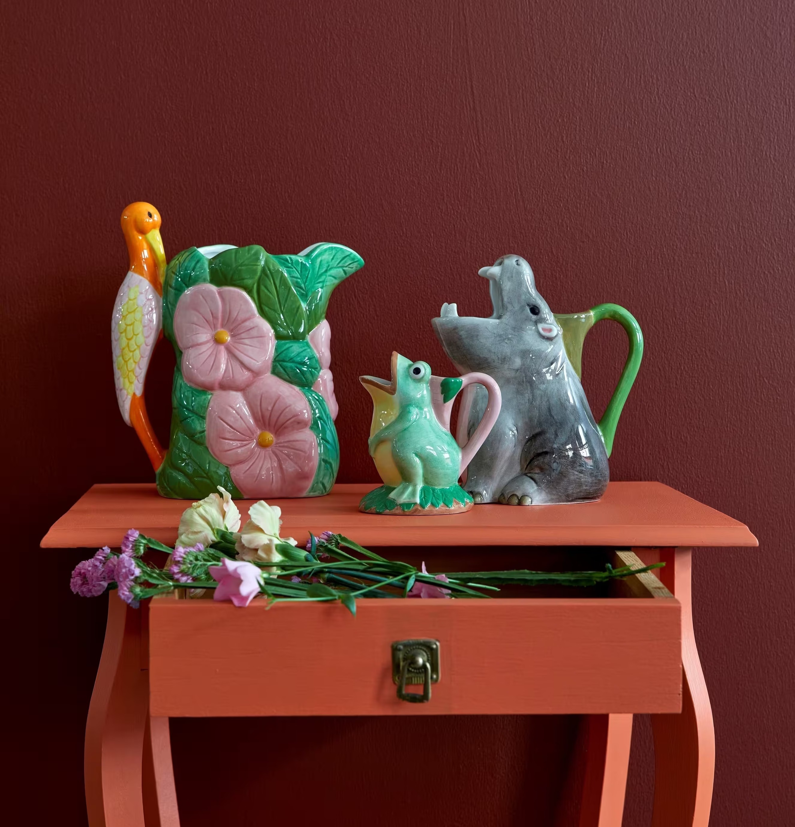 Vas Frog Shape från Rice på orange bord med blommor