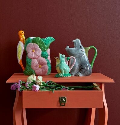 Vas Frog Shape från Rice på orange bord med blommor