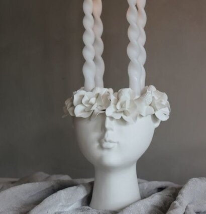 Madame Winter Ljusstake Vit från Majas Cottage i vit keramik