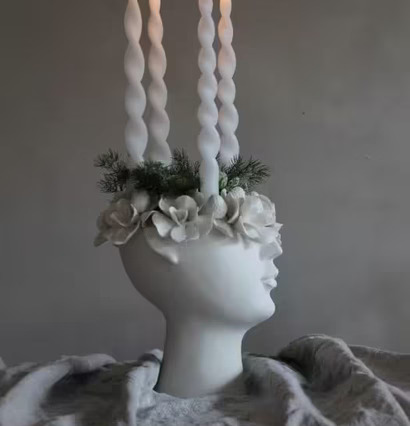 Madame Winter Ljusstake Vit från Majas Cottage med blommor