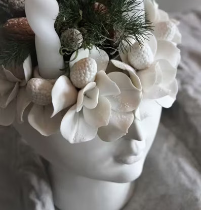 Madame Winter Ljusstake Vit från Majas Cottage med ljus