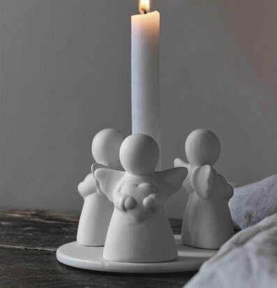 Ljusstake Guardian Angels Trio från Majas Cottage på träbord
