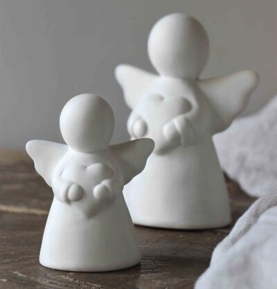 Guardian Angel Vit Liten från Majas Cottage på rustikt träbord