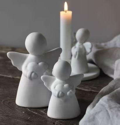 Guardian Angel Vit Liten från Majas Cottage på rustikt trägolv