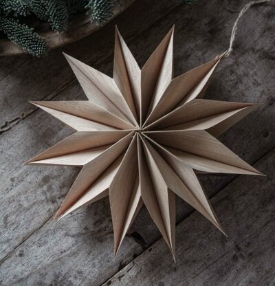 Stjärna Wood Snowflake Ø 30 från Majas Cottage på trägolv