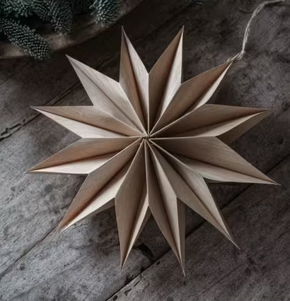 Stjärna Wood Snowflake Ø 30 från Majas Cottage på trägolv
