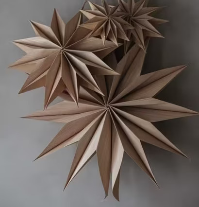 Stjärna Wood Snowflake Ø 20 från Majas Cottage på grå vägg