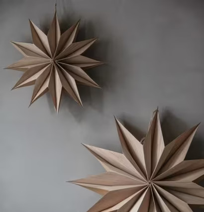 Stjärna Wood Snowflake Ø 20 från Majas Cottage i grå miljö