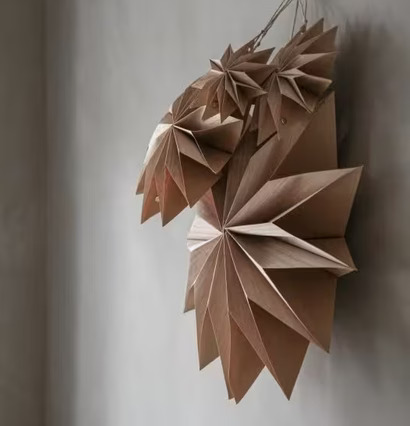 Stjärna Wood Snowflake Ø 20 från Majas Cottage mot grå vägg