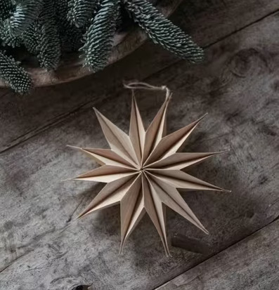 Stjärna Wood Snowflake Ø 20 från Majas Cottage på träbord