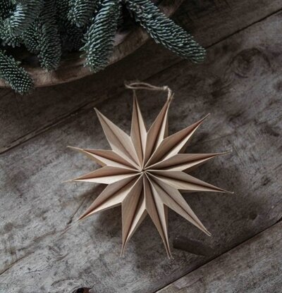 Stjärna Wood Snowflake Ø 20 från Majas Cottage på träbord